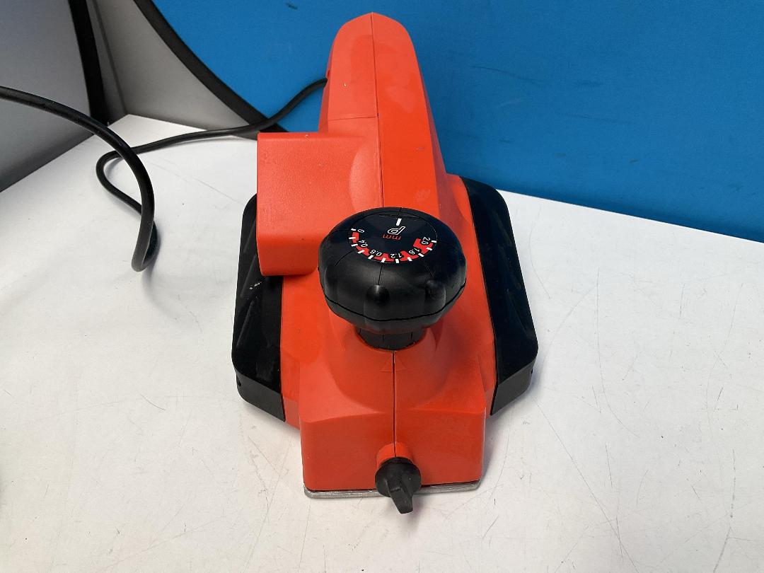 Photo '9' of Black and Decker Rebating Planer - Model KW712-XE Photo '9' of Black and Decker Rebating Planer - Model KW712-XE