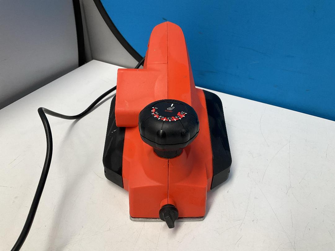 Photo '11' of Black and Decker Rebating Planer - Model KW712-XE Photo '11' of Black and Decker Rebating Planer - Model KW712-XE