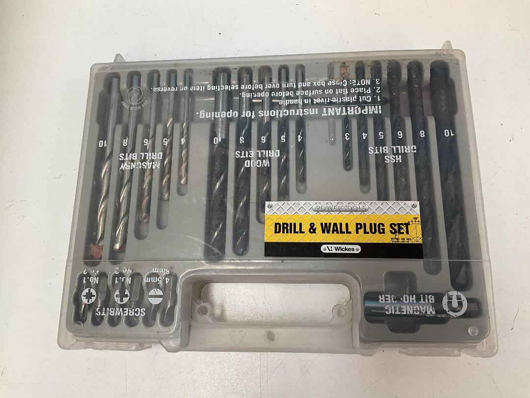 Photo '9' of Building Items Etc - Hammer, Saws, Garden Barbed Wire Etc