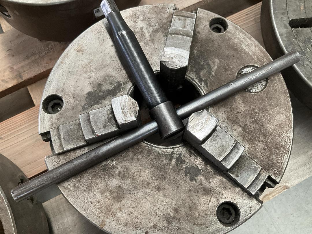 Photo '17' of Lathe Accessories - 4 & 3 Jaw Chucks , Flat Bed