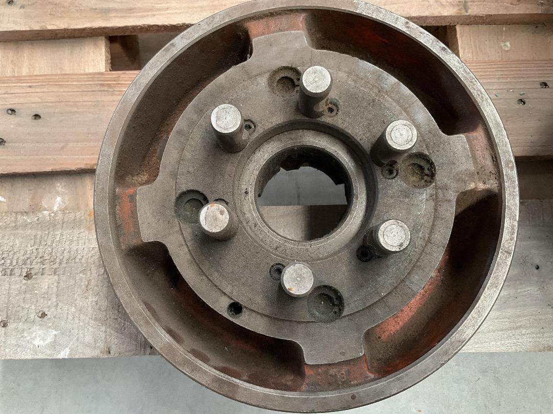 Photo '18' of Lathe Accessories - 4 & 3 Jaw Chucks , Flat Bed