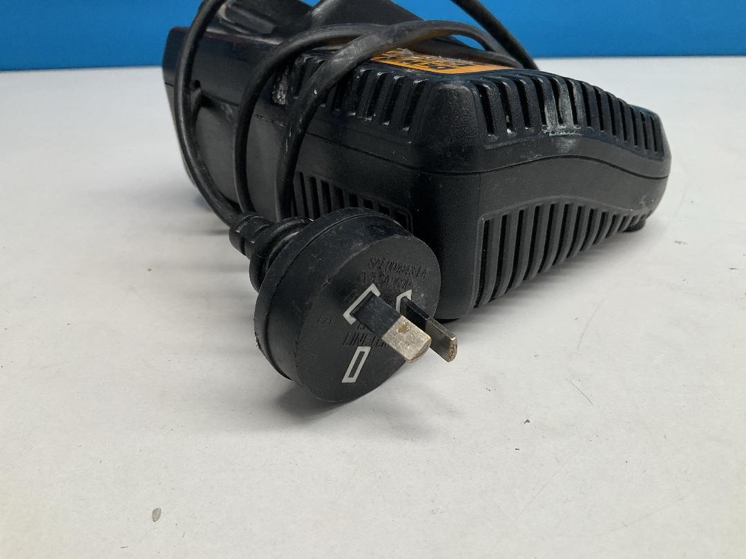 Photo '6' of DeWALT - XR 18V 2.0Ah Battery Pack & Charger