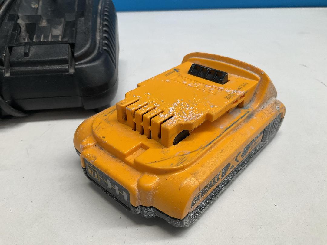 Photo '2' of DeWALT - XR 18V 2.0Ah Battery Pack & Charger