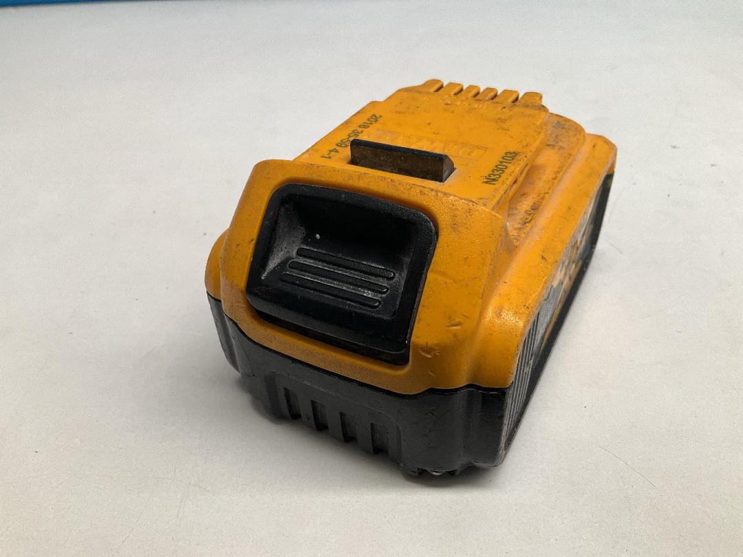 Photo '3' of DeWALT - XR 18V 5.0Ah Battery Pack Photo '3' of DeWALT - XR 18V 5.0Ah Battery Pack