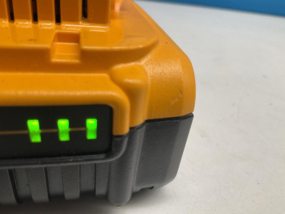 Photo '4' of DeWALT - XR 18V 5.0Ah Battery Pack Photo '4' of DeWALT - XR 18V 5.0Ah Battery Pack