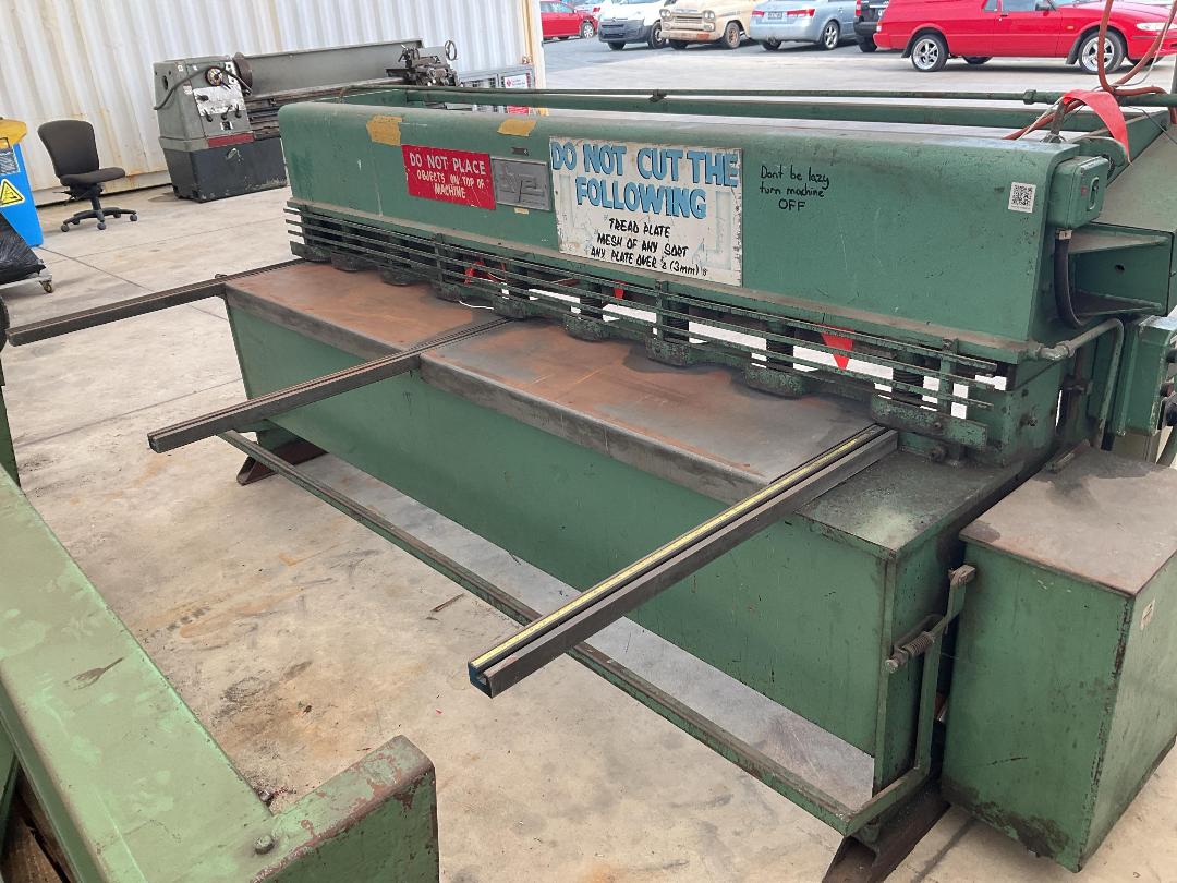 Photo '2' of Dye Industrial Guillotine Machine