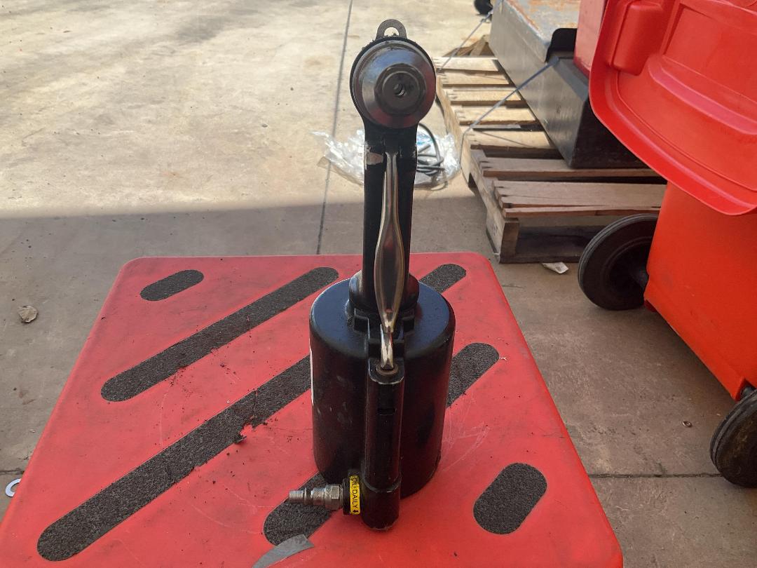 Photo '4' of Wurth Air Hydraulic Riveter Photo '4' of Wurth Air Hydraulic Riveter