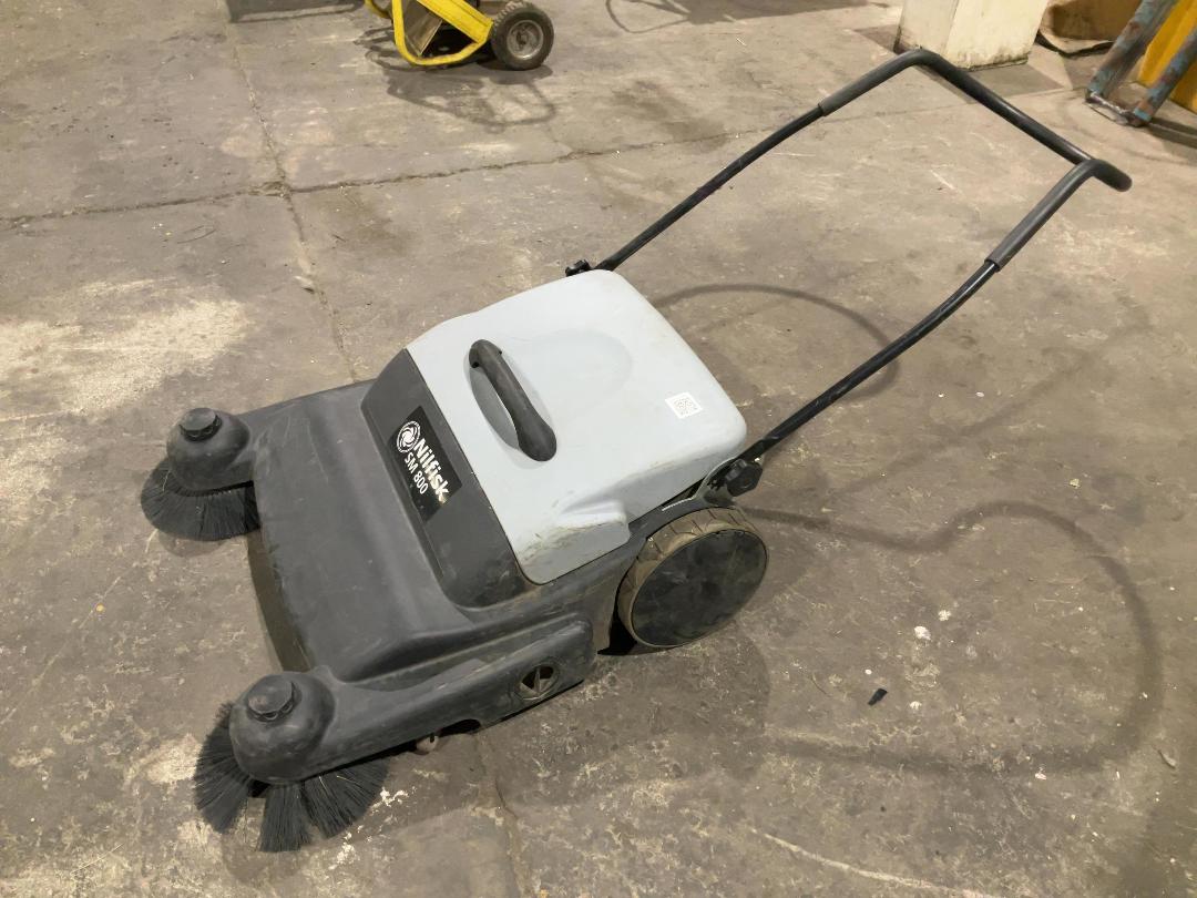 Photo '3' of Nilfisk SM800 Manual Sweeper