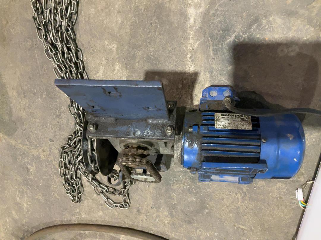 Photo '3' of Garage door motor and chain