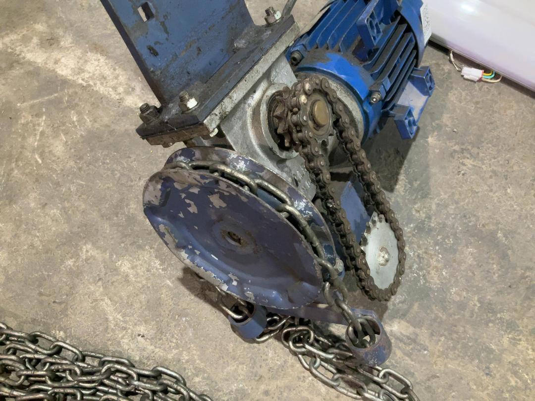 Photo '4' of Garage door motor and chain