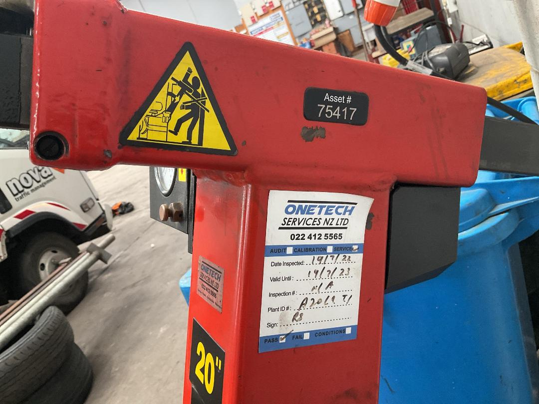 Photo '4' of Tire Changing Machine