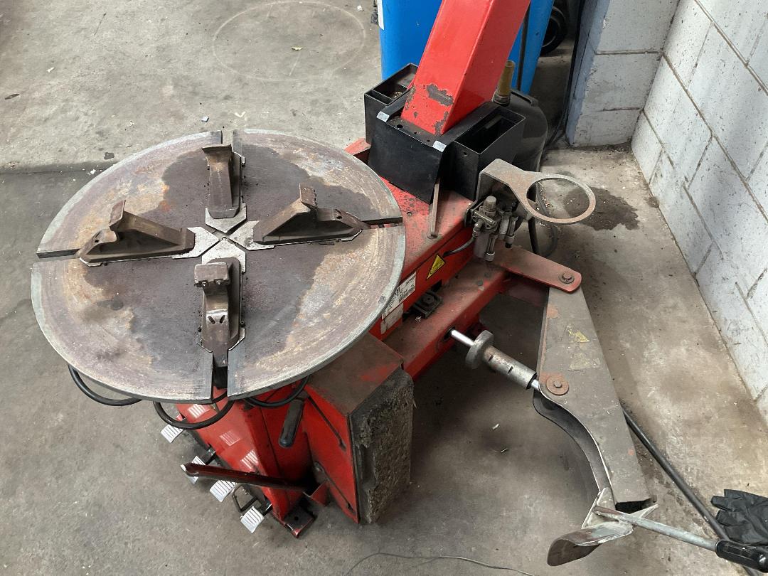 Photo '3' of Tire Changing Machine
