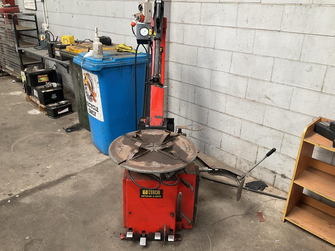 Photo '2' of Tire Changing Machine