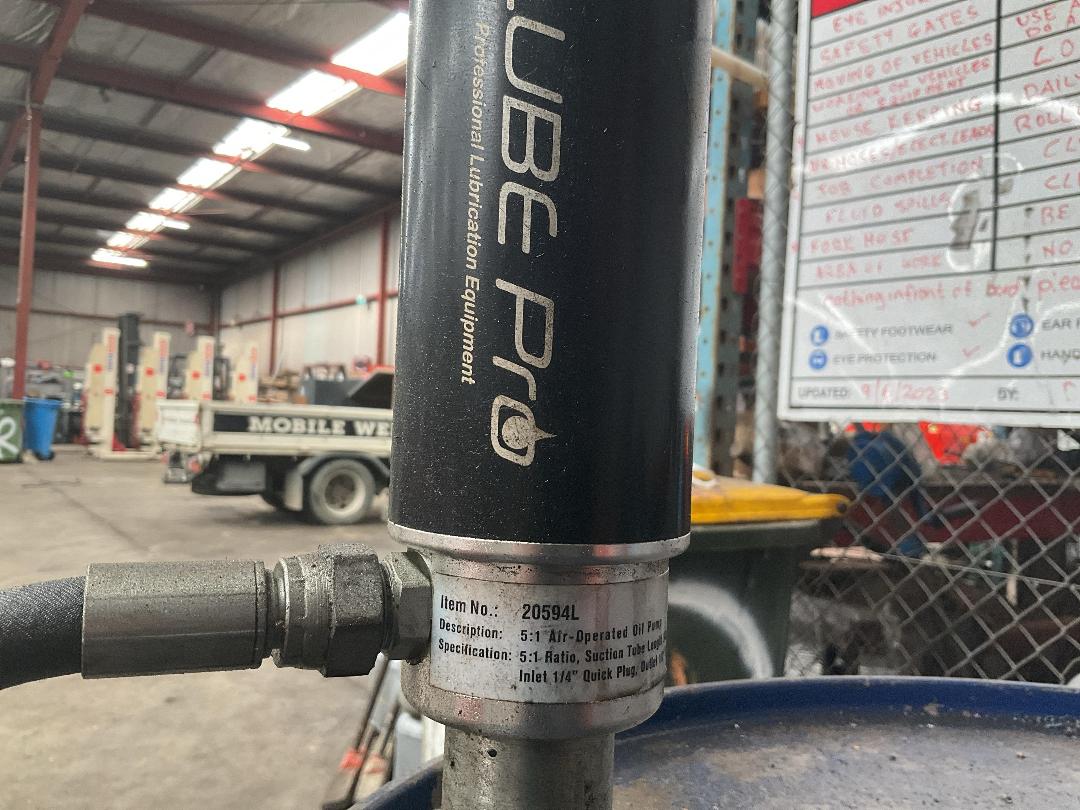 Photo '8' of Workshop Fluid Dispensing Pump Setup - Mobile Drum System Photo '8' of Workshop Fluid Dispensing Pump Setup - Mobile Drum System