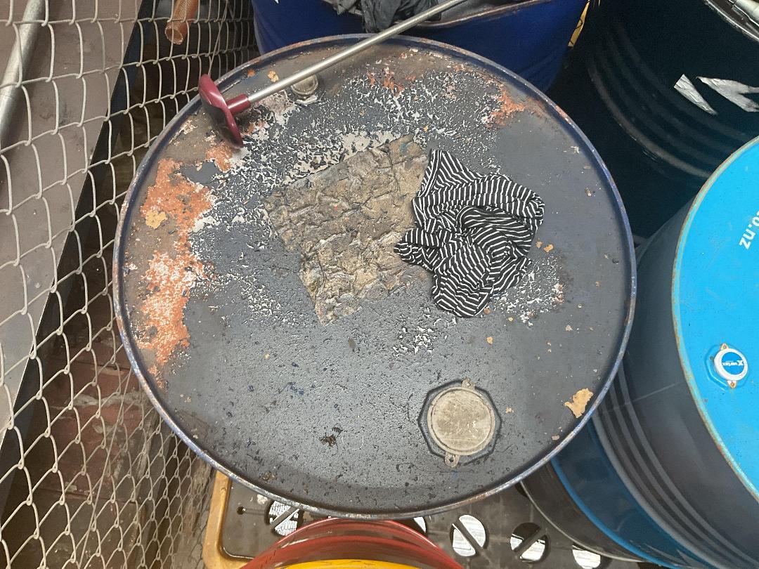 Photo '2' of Unmarked Valvoline Drum Photo '2' of Unmarked Valvoline Drum