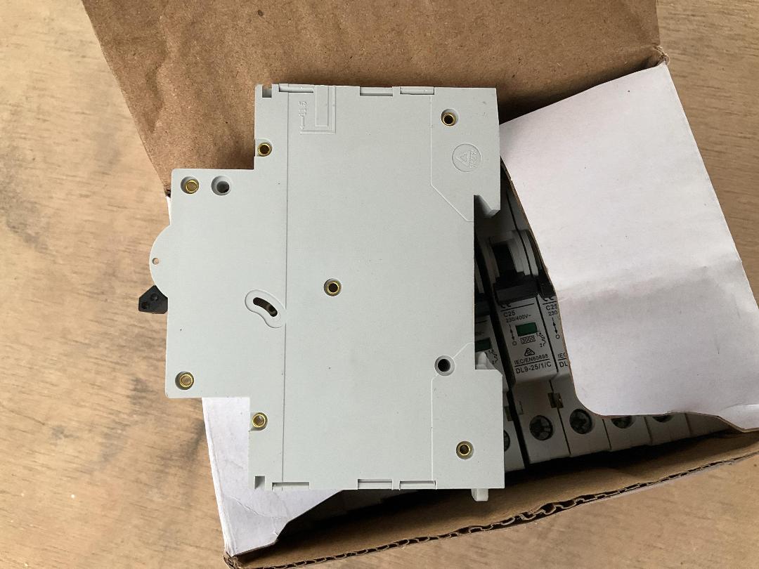 Photo '6' of 12x MCB Circuit Breakers 25A Half Pole