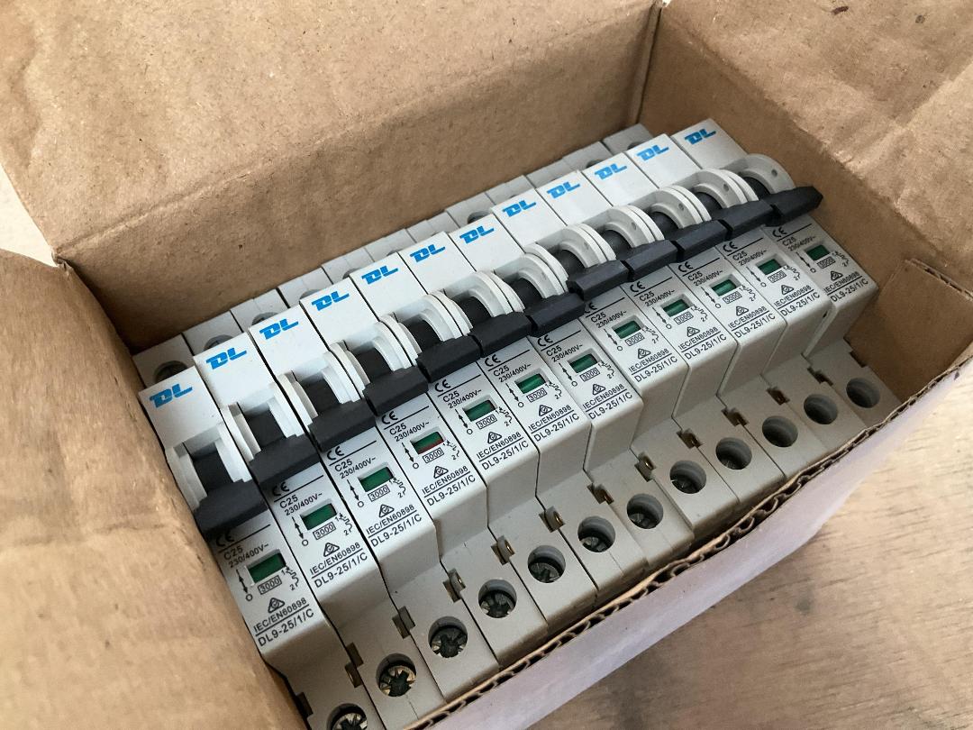 Photo '2' of 12x MCB Circuit Breakers 25A Half Pole