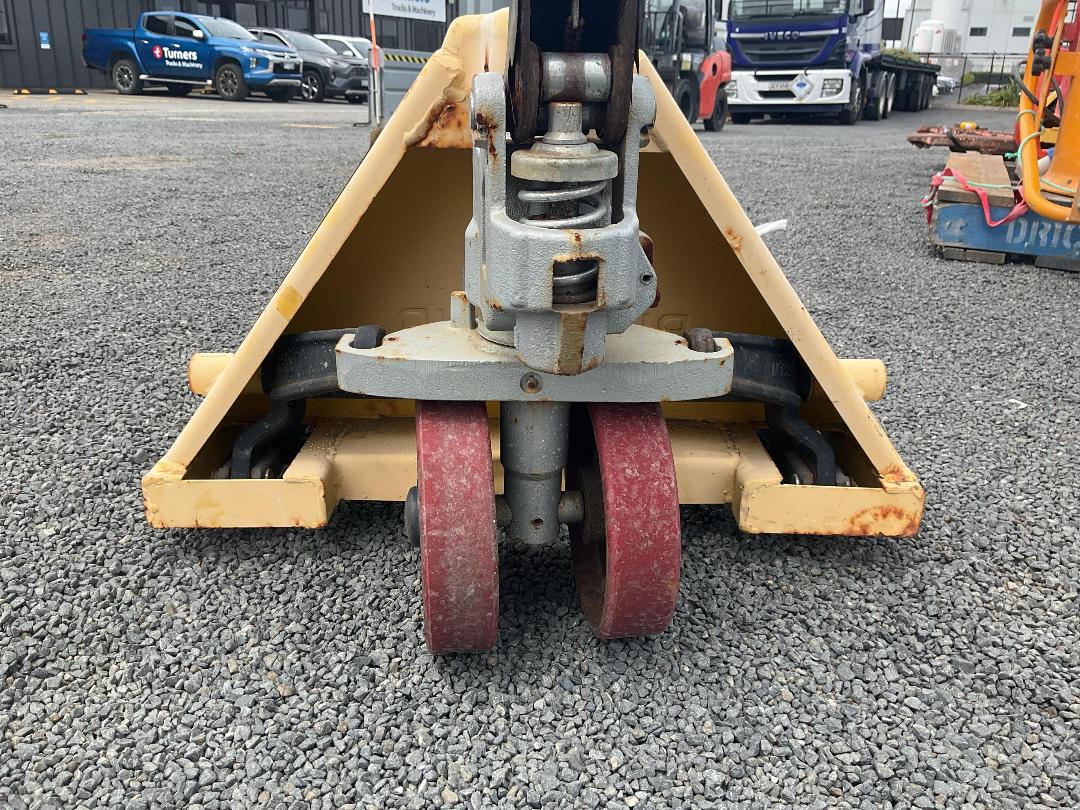 Photo '4' of Broken Yellow 2500KG Pallet Jack