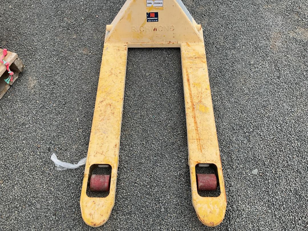 Photo '3' of Broken Yellow 2500KG Pallet Jack