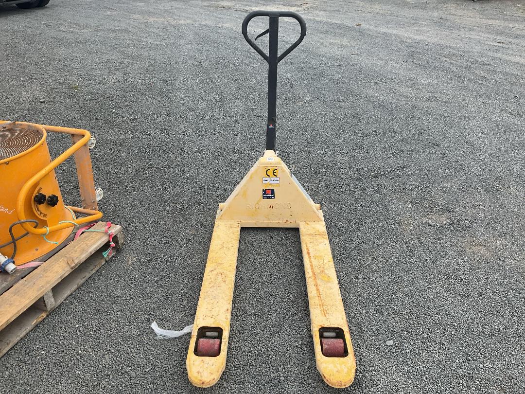 Photo '2' of Broken Yellow 2500KG Pallet Jack