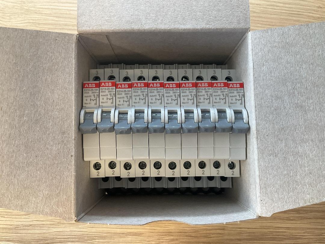 Photo '4' of 10x ABB E214-Z5-101 Group Switches Photo '4' of 10x ABB E214-Z5-101 Group Switches