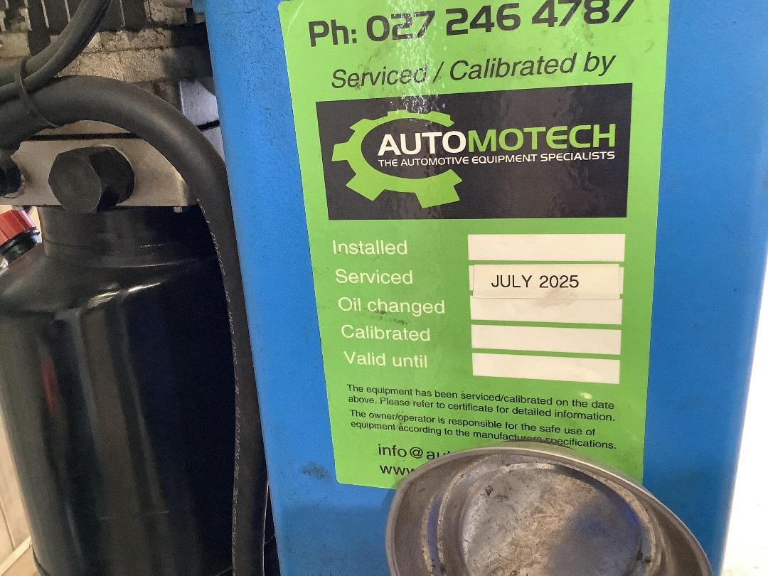 Photo '3' of 2 post hoist #05565