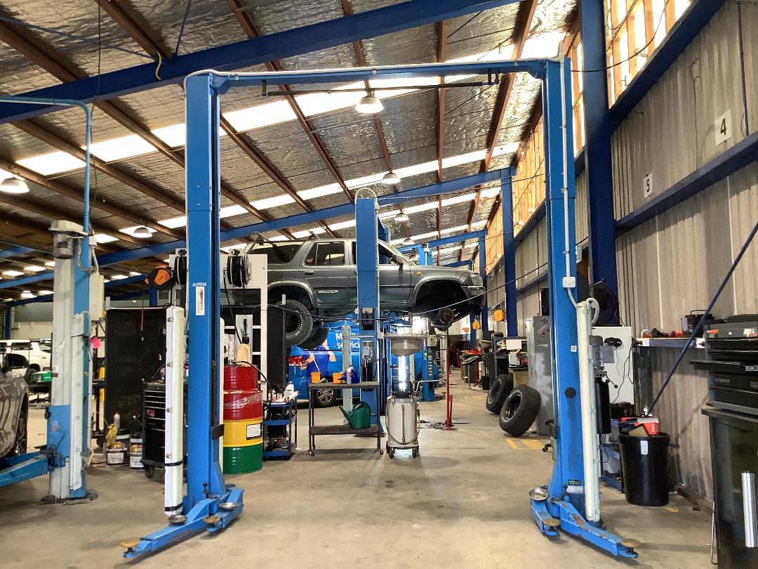 Photo '4' of 2 post hoist #05565