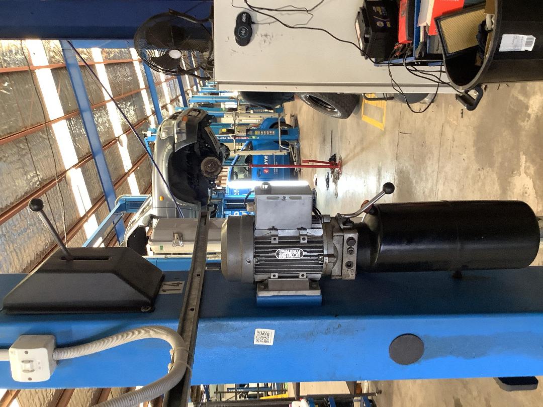 Photo '2' of 2 post hoist #05565