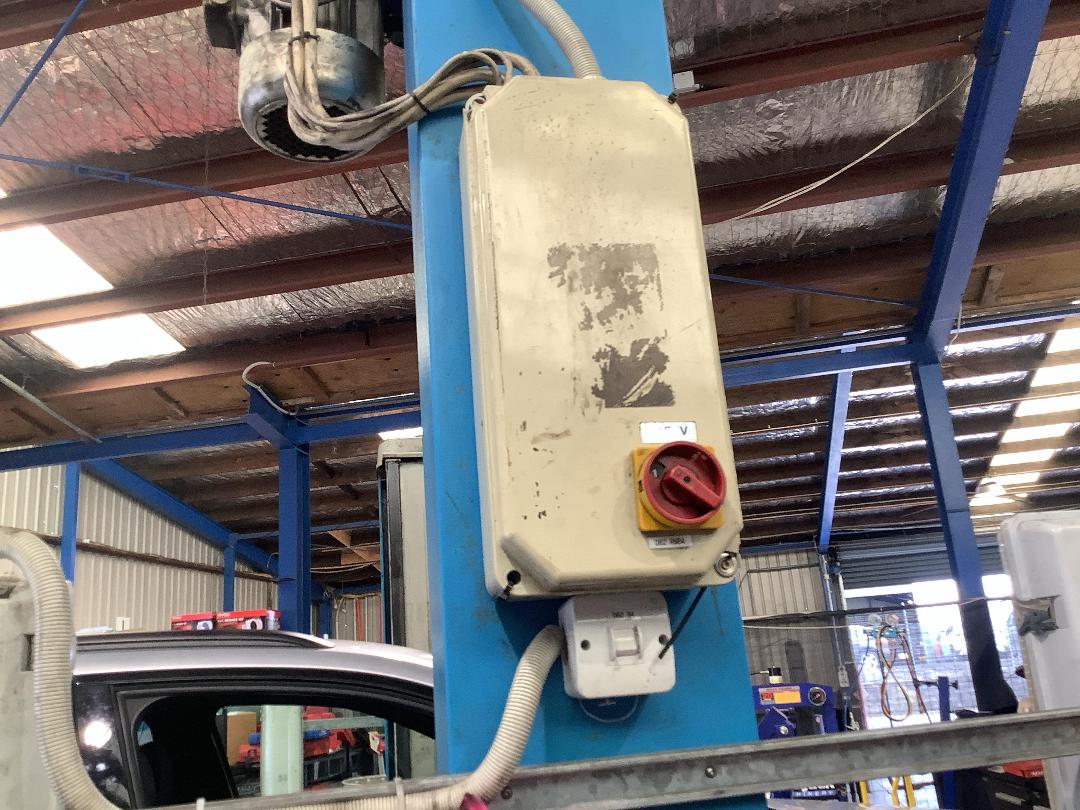 Photo '4' of 2 post hoist #05166 Photo '4' of 2 post hoist #05166