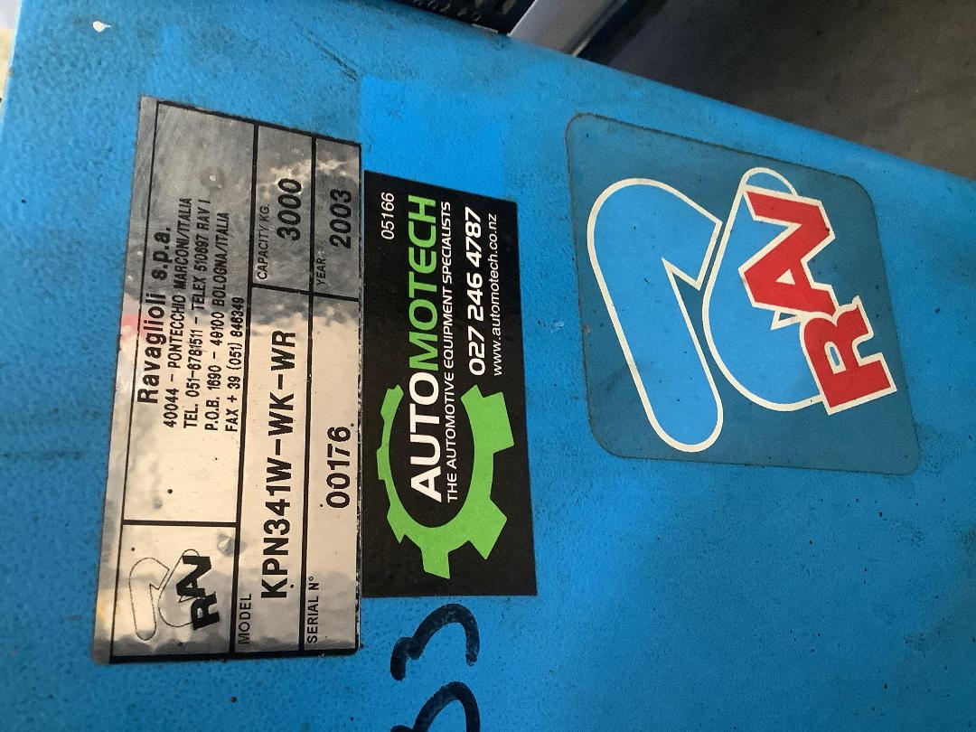 Photo '2' of 2 post hoist #05166 Photo '2' of 2 post hoist #05166