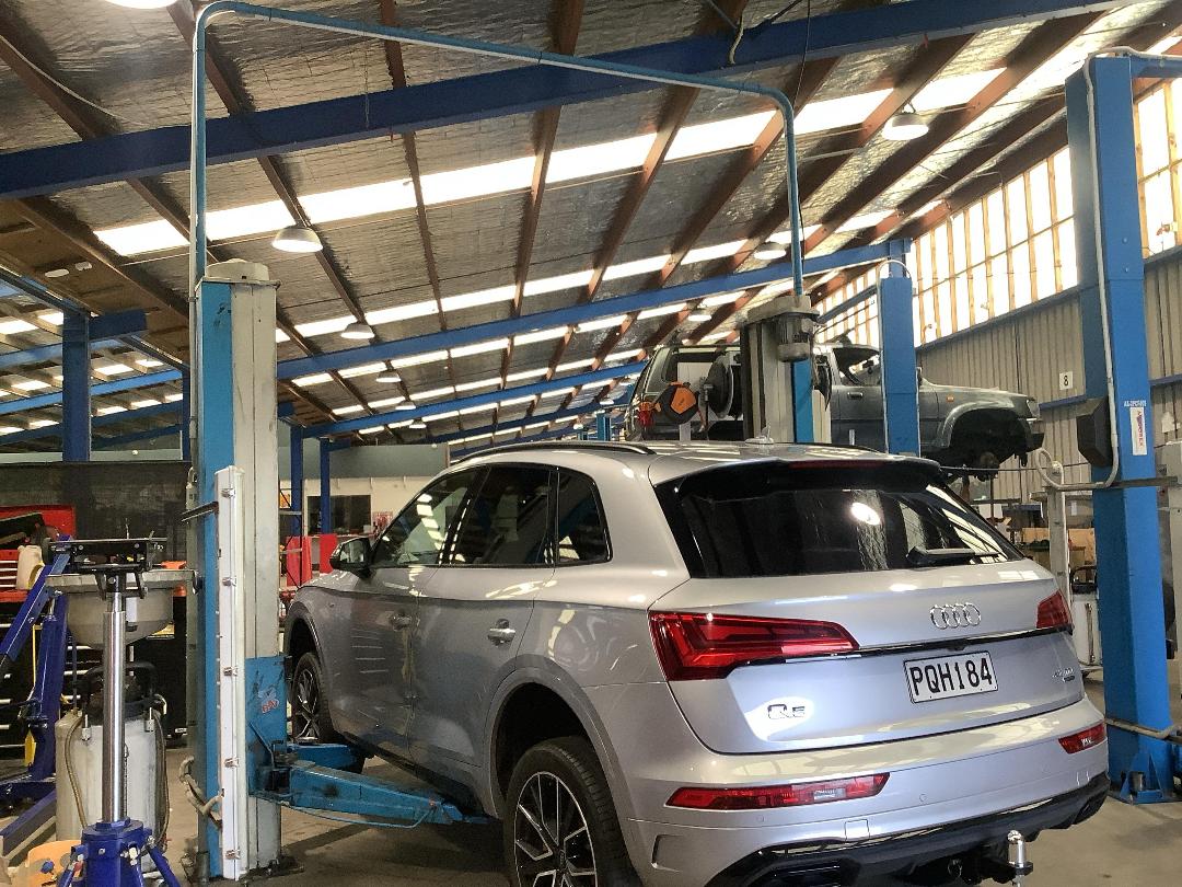 Photo '3' of 2 post hoist #05166 Photo '3' of 2 post hoist #05166