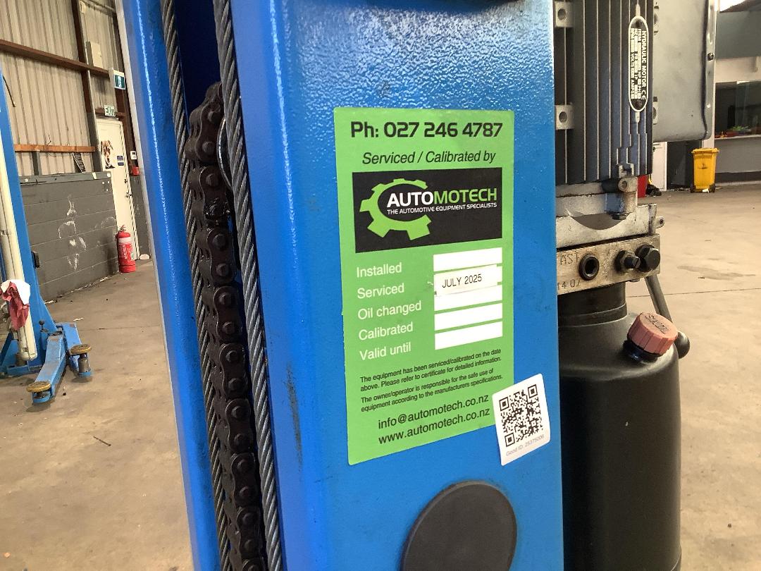 Photo '4' of 2 post hoist # 17