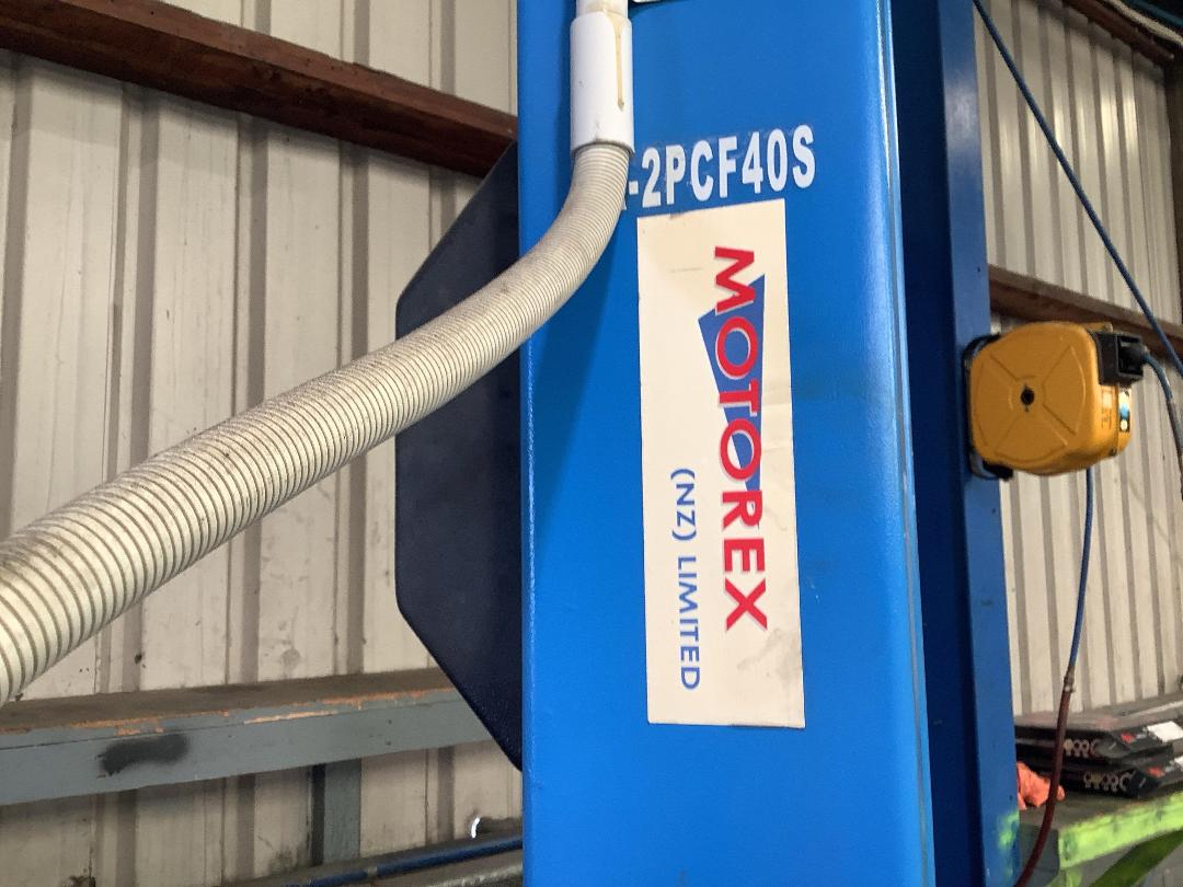 Photo '2' of 2 post hoist # 17