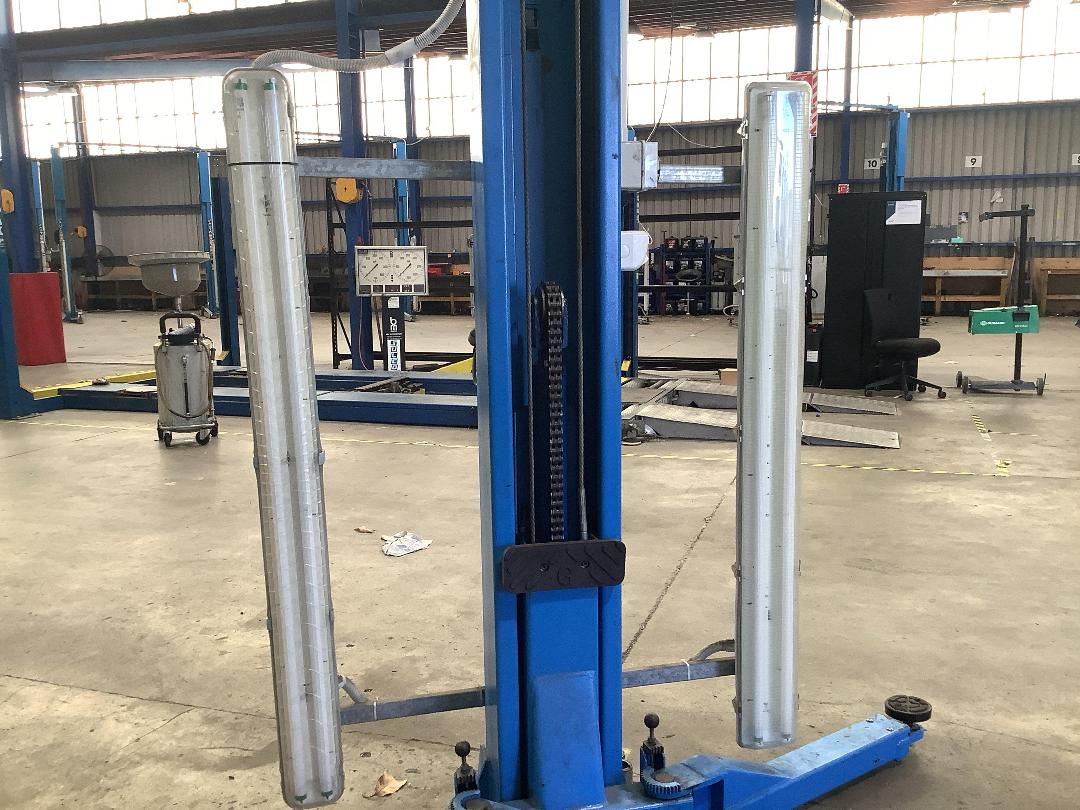 Photo '6' of 2 post hoist # 17