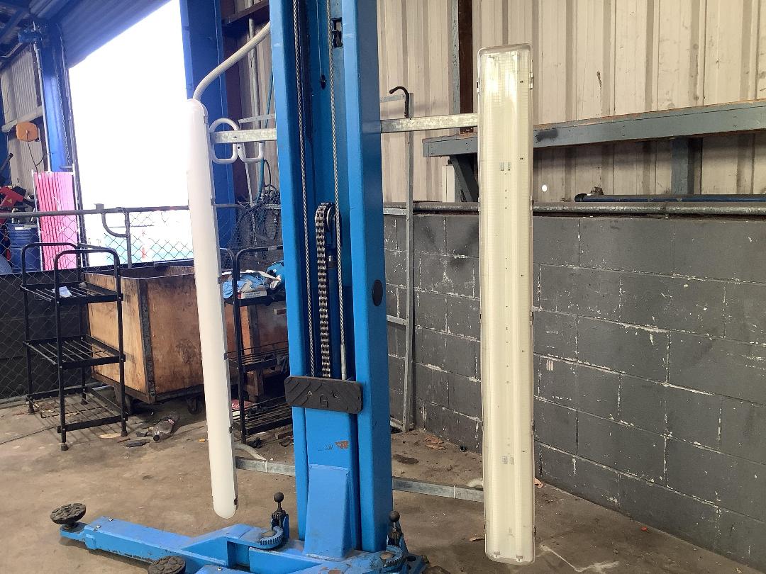 Photo '5' of 2 post hoist # 17