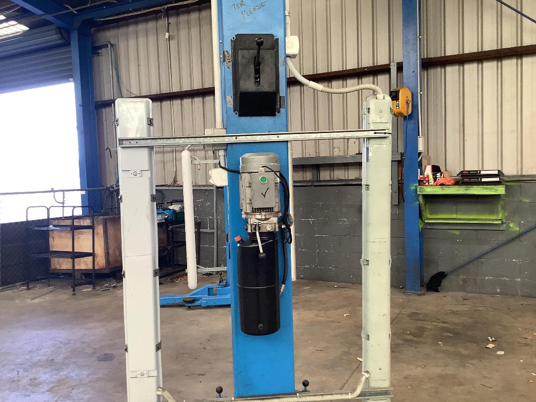 Photo '7' of 2 post hoist # 17