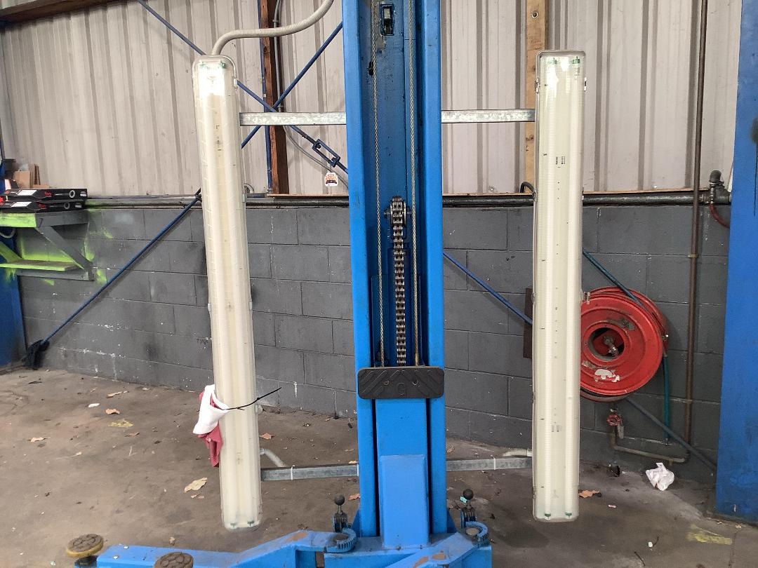 Photo '6' of 2 post hoist # 16 Photo '6' of 2 post hoist # 16