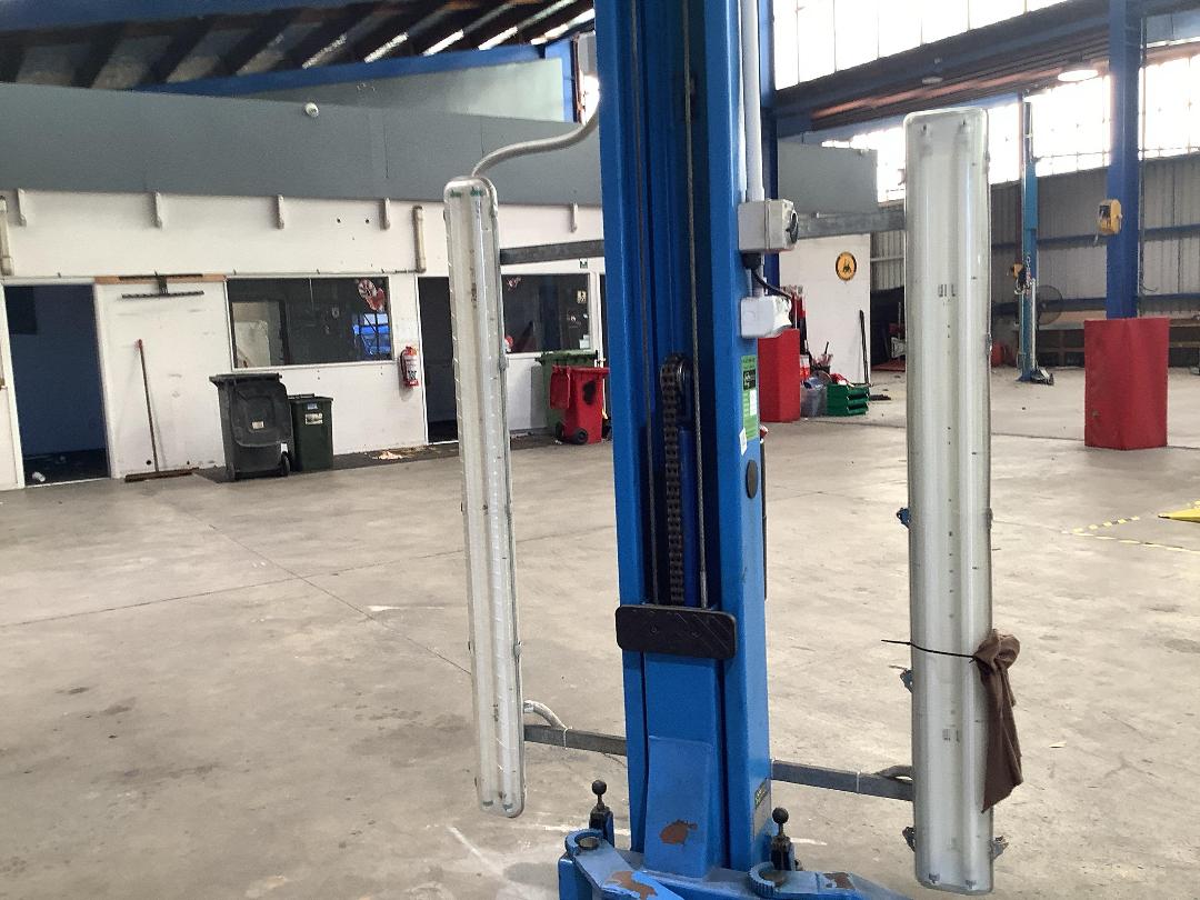 Photo '5' of 2 post hoist # 16 Photo '5' of 2 post hoist # 16