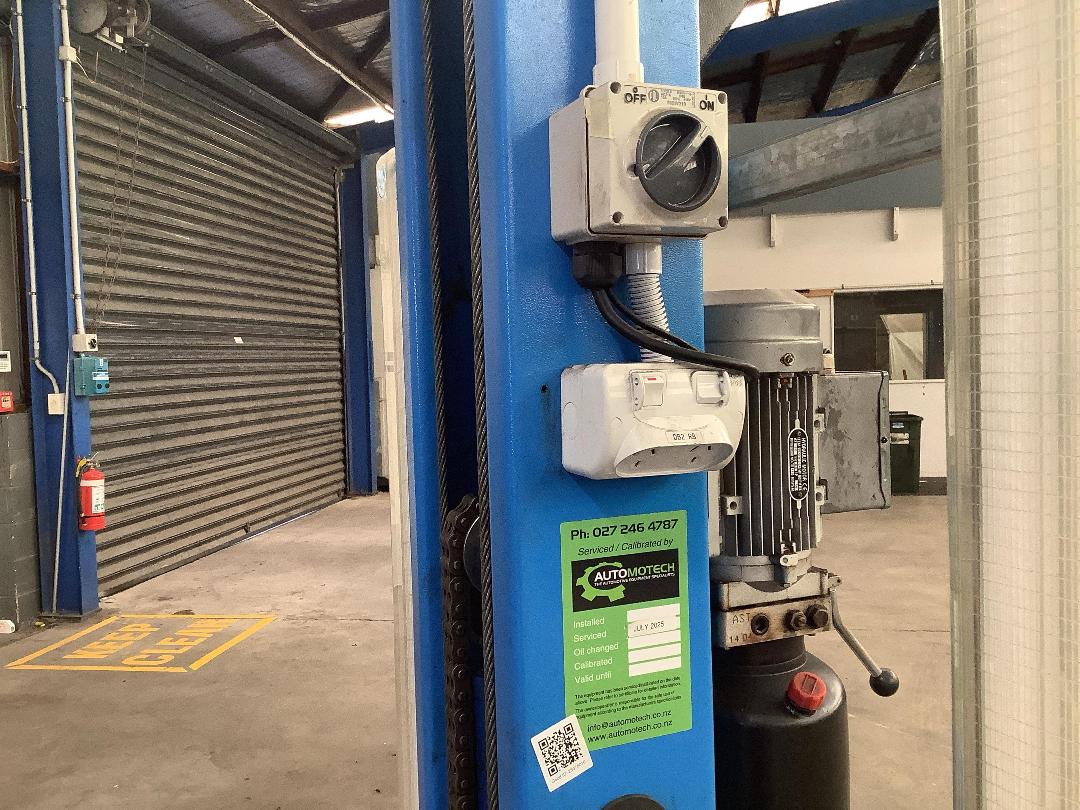 Photo '2' of 2 post hoist # 16 Photo '2' of 2 post hoist # 16