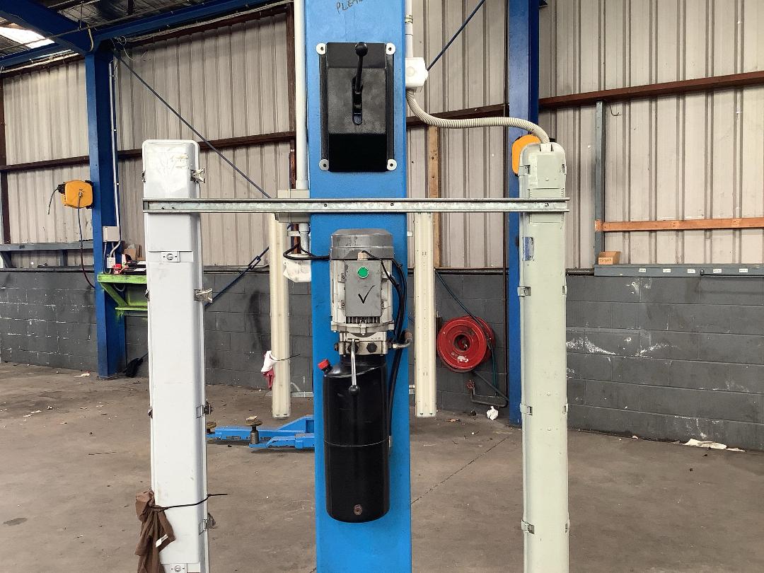 Photo '7' of 2 post hoist # 16 Photo '7' of 2 post hoist # 16