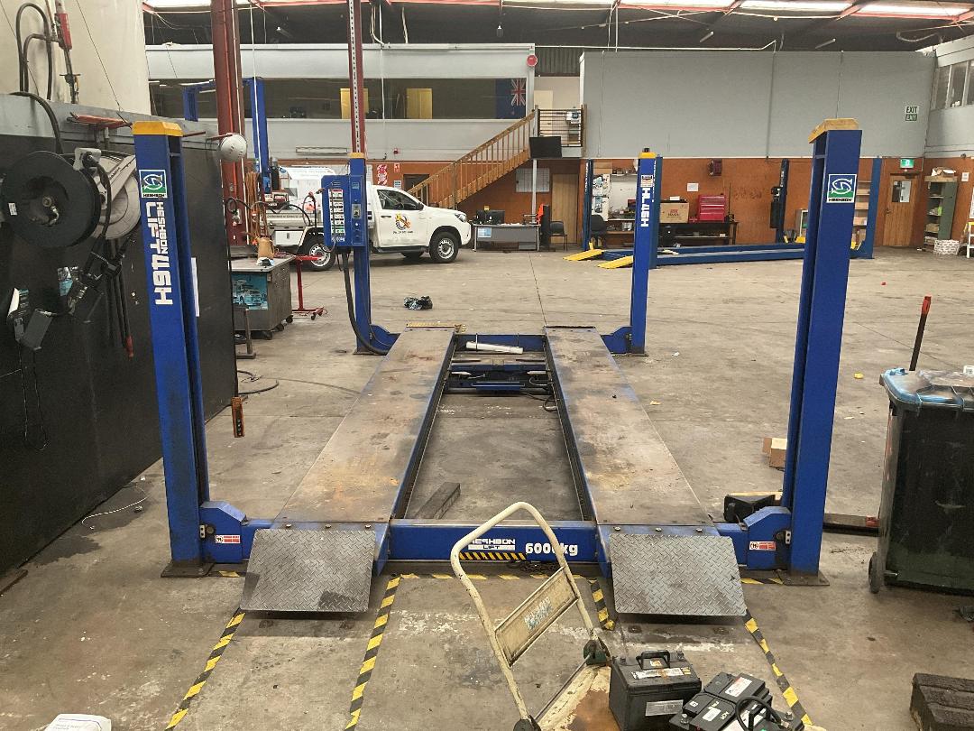 Photo '4' of Heshbon HL46H 4-Post Car Hoist 6000KG Rated