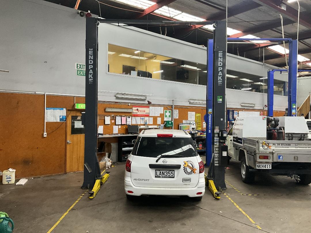 Photo '2' of BendPak XPR-10S 2-Post Car Lift 4536KG Rated