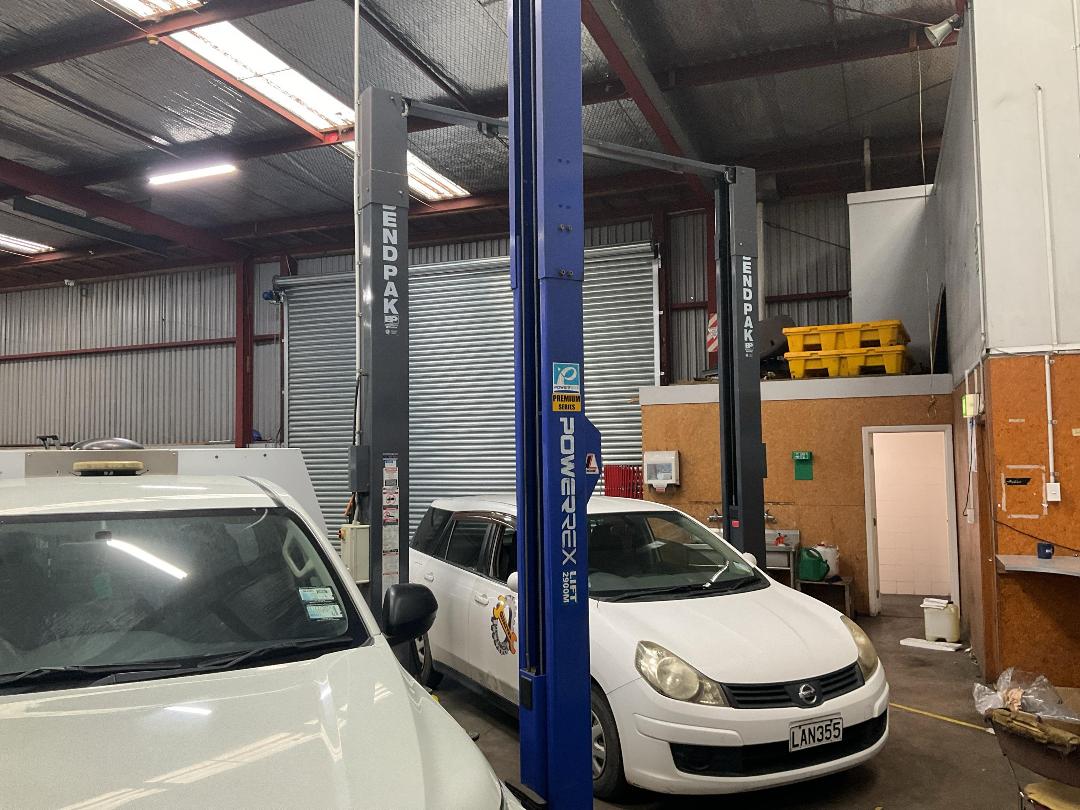 Photo '4' of BendPak XPR-10S 2-Post Car Lift 4536KG Rated
