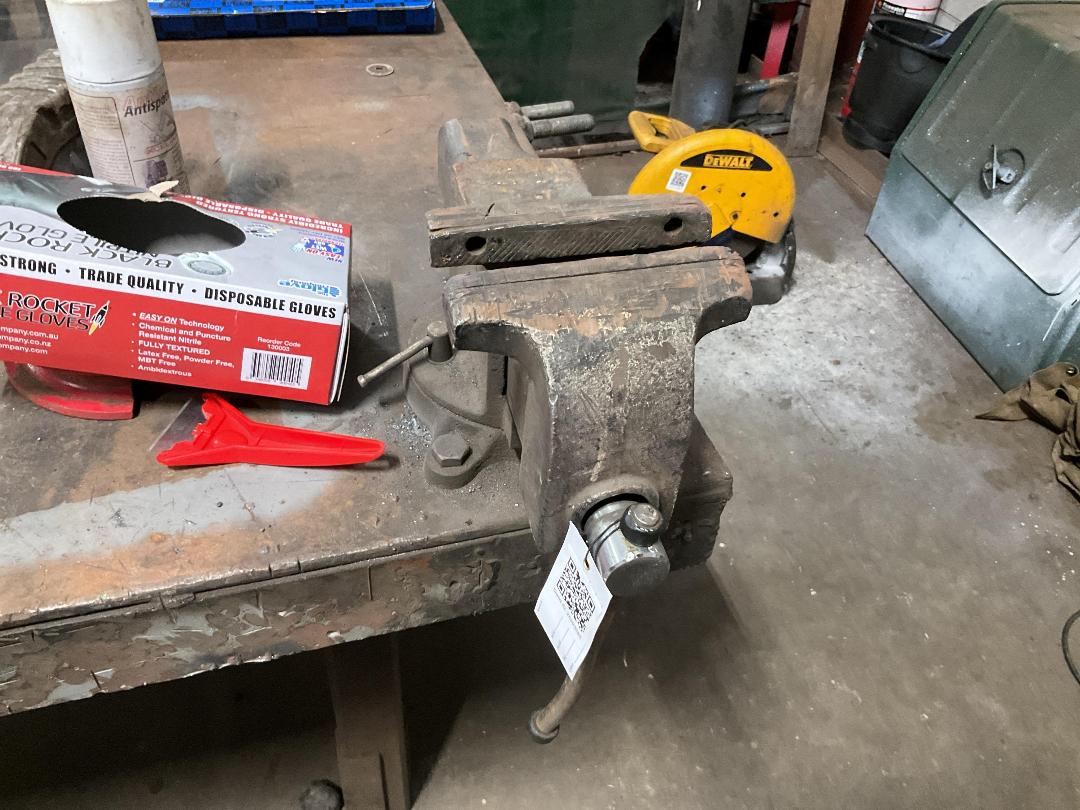 Photo '7' of Heavy-duty Workbench with Vice