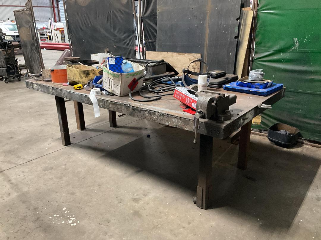 Photo '3' of Heavy-duty Workbench with Vice