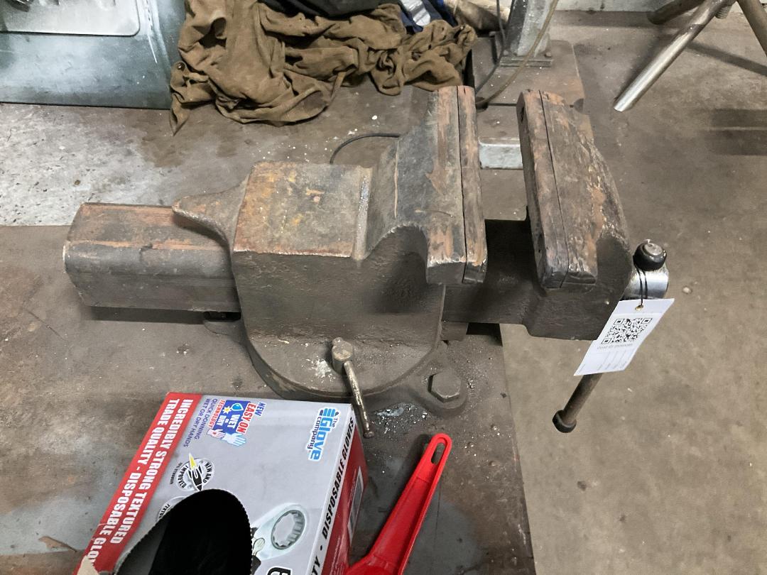 Photo '6' of Heavy-duty Workbench with Vice