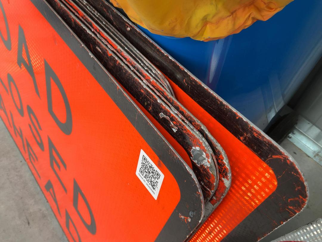 Photo '2' of 8x Temporary Traffic Signs "Road Closed Ahead"