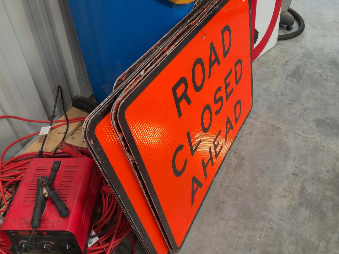 Photo '4' of 8x Temporary Traffic Signs "Road Closed Ahead"