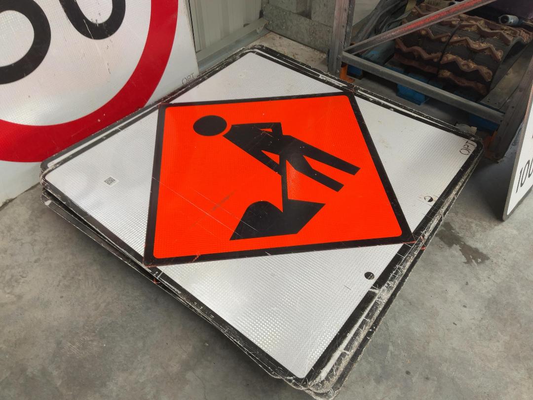 Photo '2' of 7x Temporary Traffic Signs Road Works Level 2