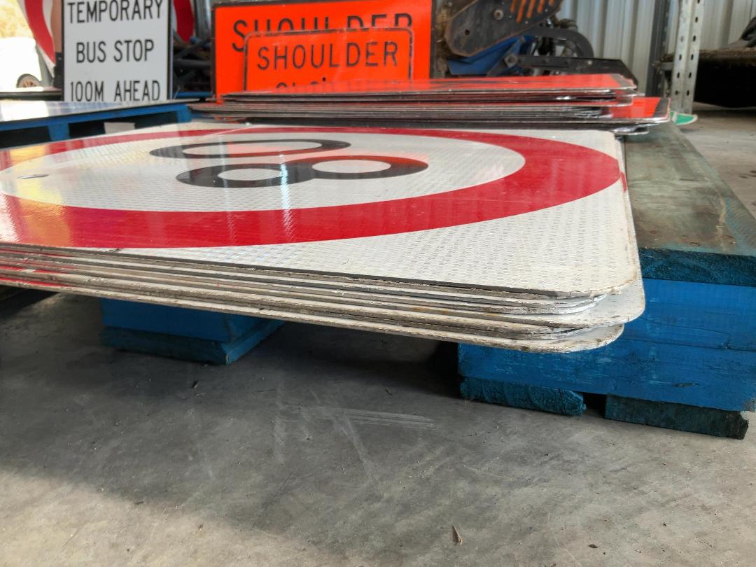 Photo '3' of 8 x Temporary Traffic Signs "80"